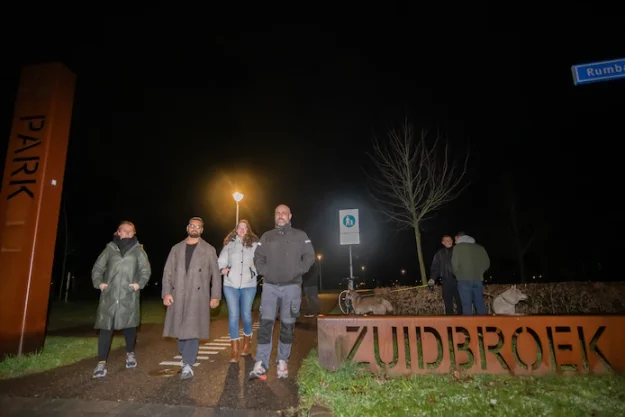 jake-tweede-van-links-en-andere-buurtbewoners-lopen-s-avonds-rondes-in-zuidbroek