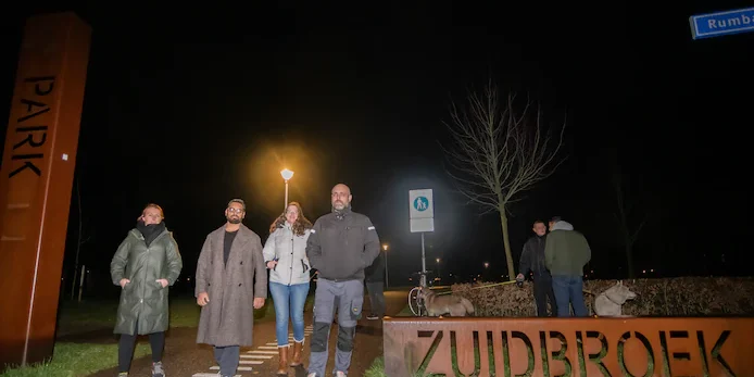 jake-tweede-van-links-en-andere-buurtbewoners-lopen-s-avonds-rondes-in-zuidbroek