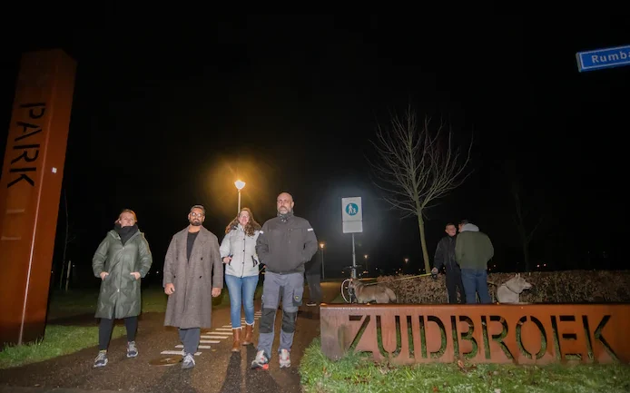 jake-tweede-van-links-en-andere-buurtbewoners-lopen-s-avonds-rondes-in-zuidbroek