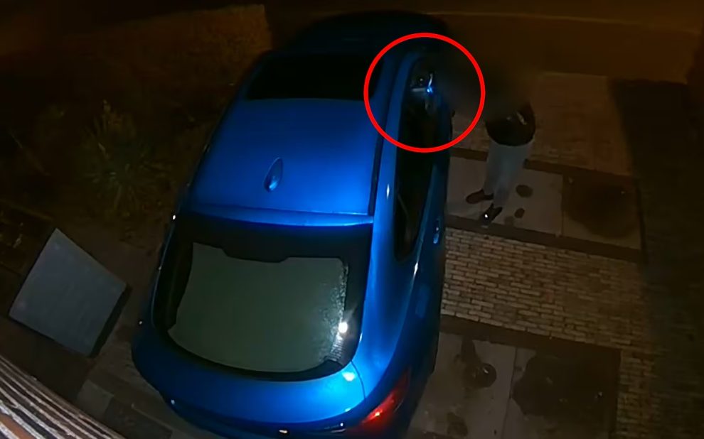 via-de-deurbel-ziet-ronald-een-zaklamp-in-zijn-auto-schijnen-en-dan-begint-een-spannende-nacht
