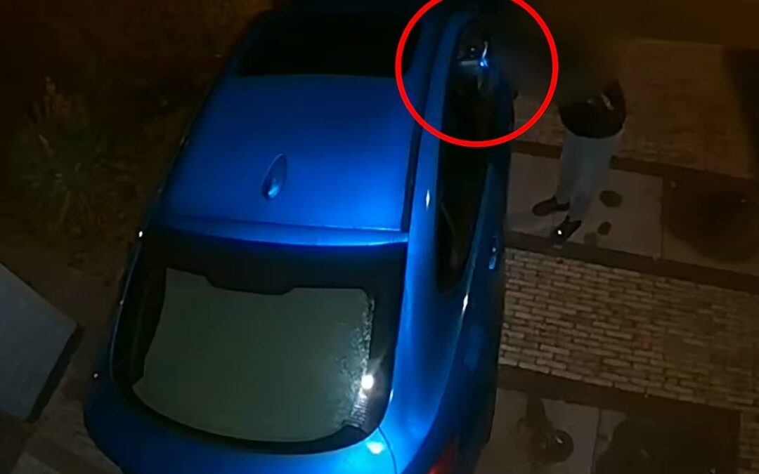 Een dief staat de BMW van Wilco te strippen